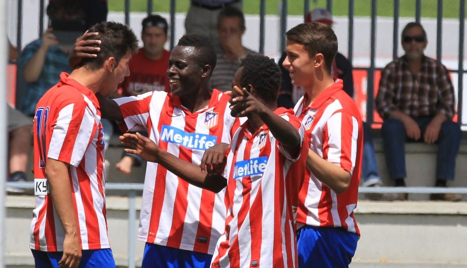 Temporada 2013-2014. Varios jugadores del Atlético de Madrid "C" celebrando un gol.