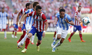 Temporada 2013-2014. David Villa pugna un balón con Weligton.