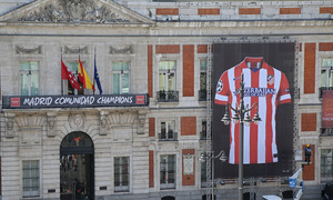 Camiseta gigante del Atlético de Madrid en la sede de la Comunidad