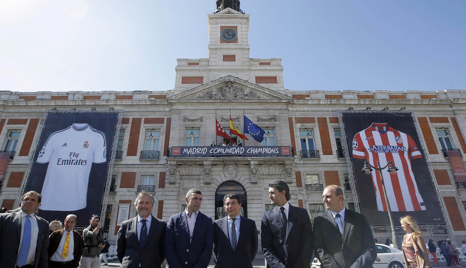 El presidente de la Comunidad, Ignacio González, posa en Sol con las camisetas del Atlético y del Madrid