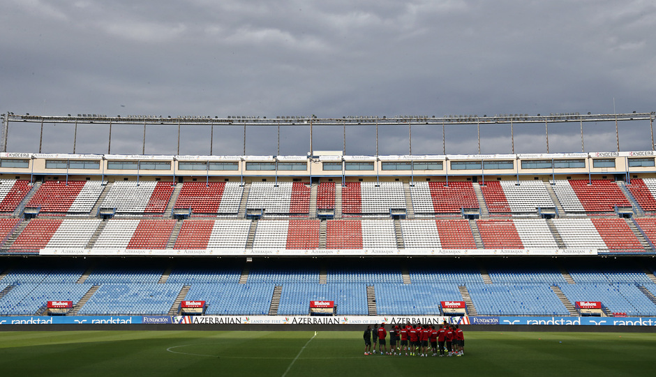 Temporada 13/14. Entrenamiento en el Estadio Vicente Calderón. El equipo sobre el césped.