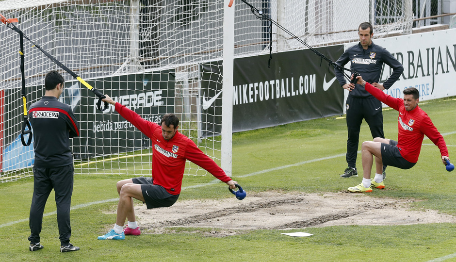 temporada 13/14. Entrenamiento en la Ciudad deportiva de Majadahonda. Godín y Sosa realizando ejercicios físicos durante el entrenamiento