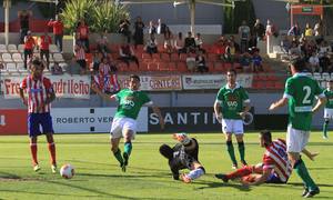 Rubén Mesa remata desde el suelo para marcar el primer gol del partido de vuelta de la permanencia contra el Caudal
