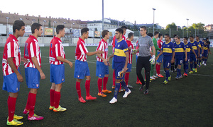 Saludo inicial entre Atlético de Madrid y Boca Juniors en el segundo partido del Mundialito Sub-17