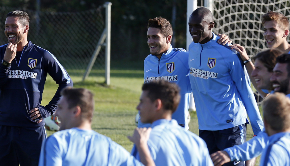 Simeone sonríe en el inicio del entrenamiento junto a Koke, Guilavogui e Iván Alejo