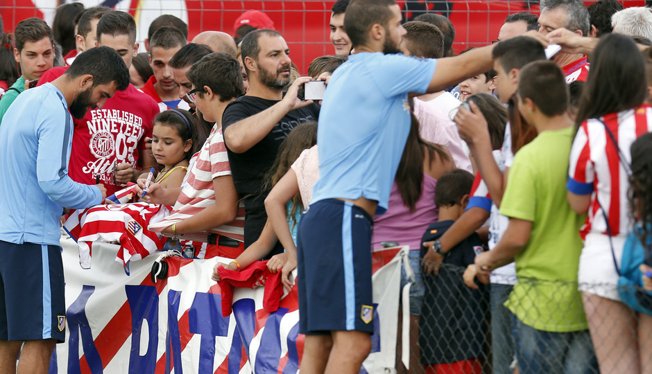 Mario Suárez y Arda Turan firman autógrafos a los aficionados congregados en el campo de fútbol de Los Ángeles de San Rafael