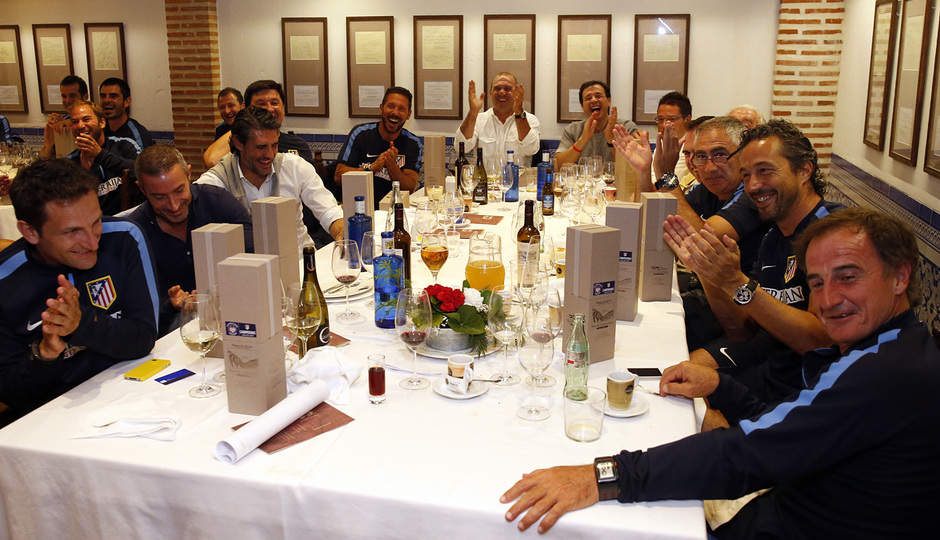 La mesa principal, con los directivos rojiblancos Antonio Alonso, Severiano Gil y Oscar Gil, y el cuerpo técnico
