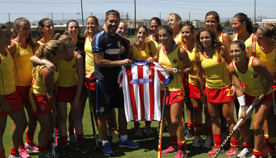 Simeone posa con una camiseta rojiblanca junto a las jugadoras de la selección absoluta femenina de hockey hierba.