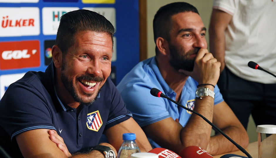 Temporada 2014-15. Rueda de prensa en Izmir, Turquía. Simeone y Arda Turan. 