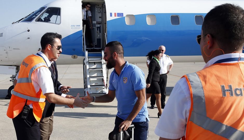 Temporada 2014-15. Llegada del equipo al aeropuerto de Izmir. Arda Turan.