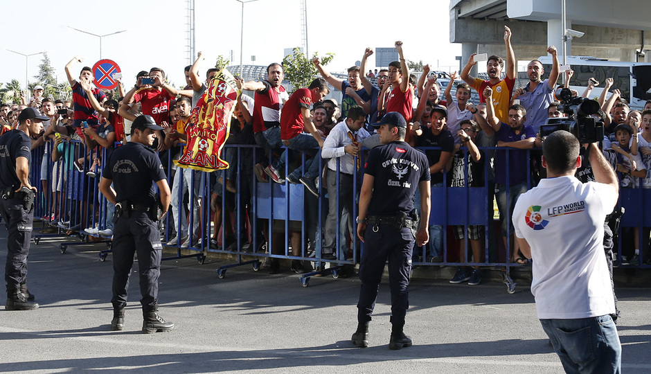 Temporada 2014-15. La afición turca recibe al equipo a su llegada  al aeropuerto de Izmir. 