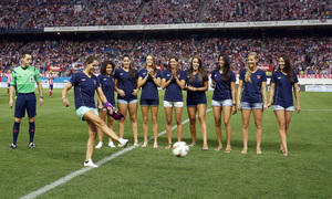 Temporada 14-15. Jornada 2 de Liga. Atlético de Madrid-Eibar. La selección femenina de waterpolo hizo el saque inicial.