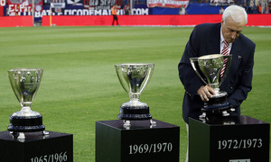 Temporada 14-15. Jornada 2 de Liga. Atlético de Madrid-Eibar. Los diez trofeos de liga se pusieron sobre el campo. 