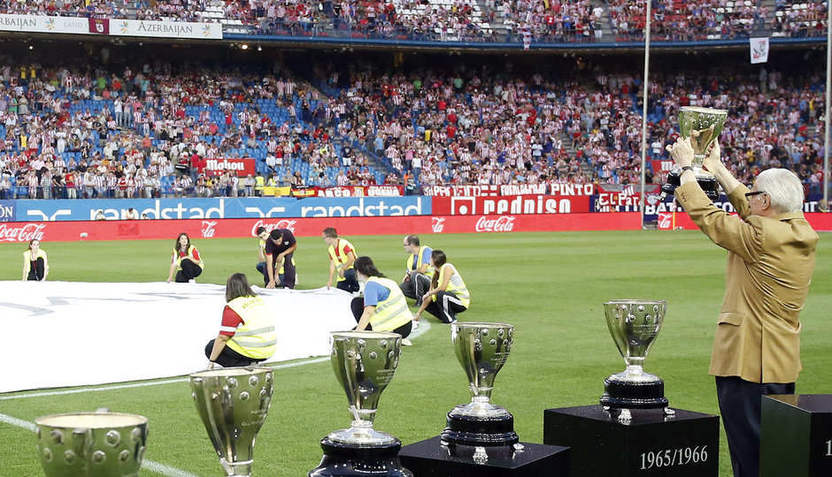 Temporada 14-15. Jornada 2 de Liga. Atlético de Madrid-Eibar. Ignacio Calleja, con el trofeo de la liga 69/70. Fotografías: Ángel Gutiérrez
