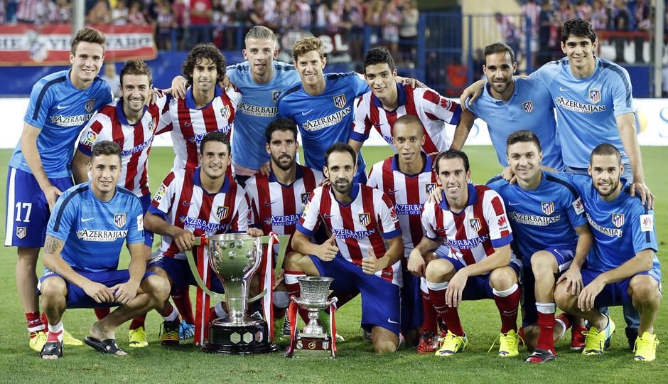 Temporada 14-15. Jornada 2 de Liga. Atlético de Madrid-Eibar. El equipo posando con el trofeo. Fotografías: Ángel Gutiérrez