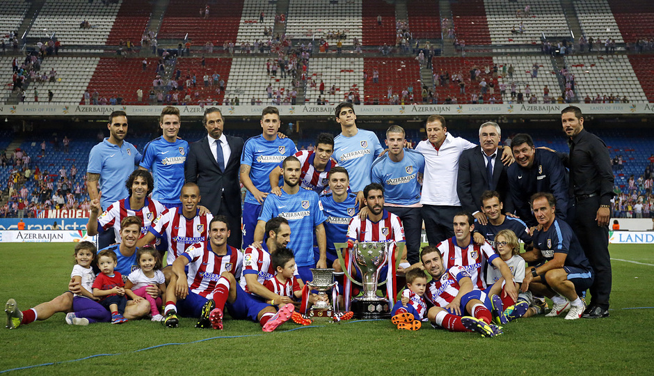 Temporada 14-15. Jornada 2 de Liga. Atlético de Madrid-Eibar. El cuerpo técnico y los jugadores junto a la copa de la liga.