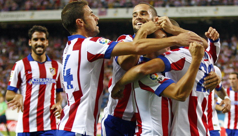 Temporada 14-15. Jornada 2 de Liga. Atlético de Madrid-Eibar. El grupo se abraza a Mandzukic tras su gol.