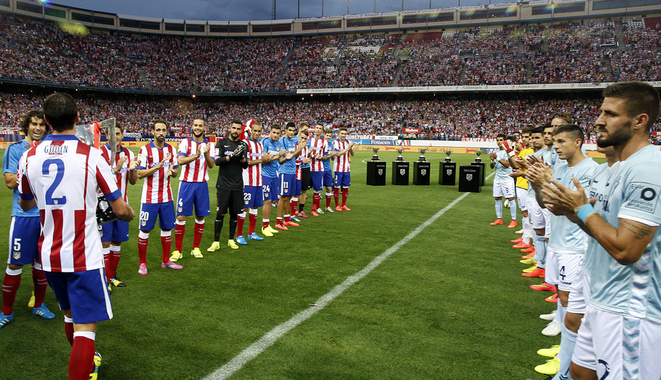 Temporada 14-15. Jornada 2 de Liga. Atlético de Madrid-Eibar. Pasillo al campeón en el césped.