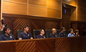 Temporada 14-15. El cuerpo técnico y la capitana escuchan atentamente al alcalde de Pozoblanco.