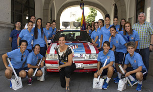 Temporada 14-15. Un vehículo del Atlético recibió a las jugadoras en Pozoblanco.