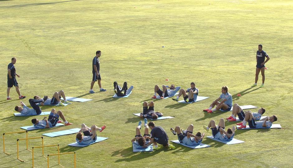 Simeone presencia los ejercicios físicos de sus jugadores en el inicio del entrenamiento del lunes 8 de septiembre