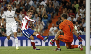 Temporada 14-15. Jornada 3. Real Madrid-Atlético de Madrid. Griezmann intenta batir a Casillas.