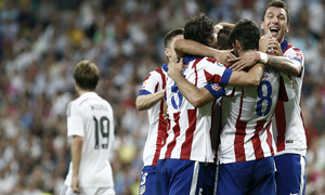 Temporada 14-15. Jornada 3. Real Madrid-Atlético de Madrid. Varios compañeros hacen piña alrededor de Arda.