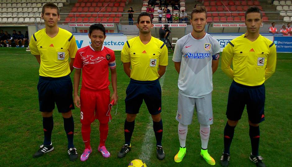 Borja Galán y Evan Dimas, forman antes del partido Atlético B-Indonesia Sub-19, con el trío arbitral