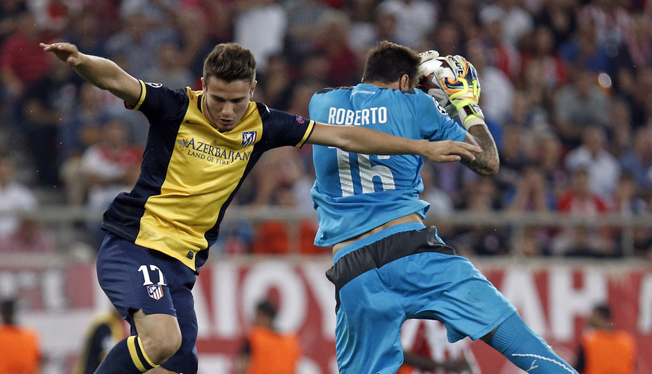 Temporada 14-15. Uefa Champions League. Fase de grupos. Olympiacos-Atlético de Madrid. Roberto atrapa un balón ante Saúl.