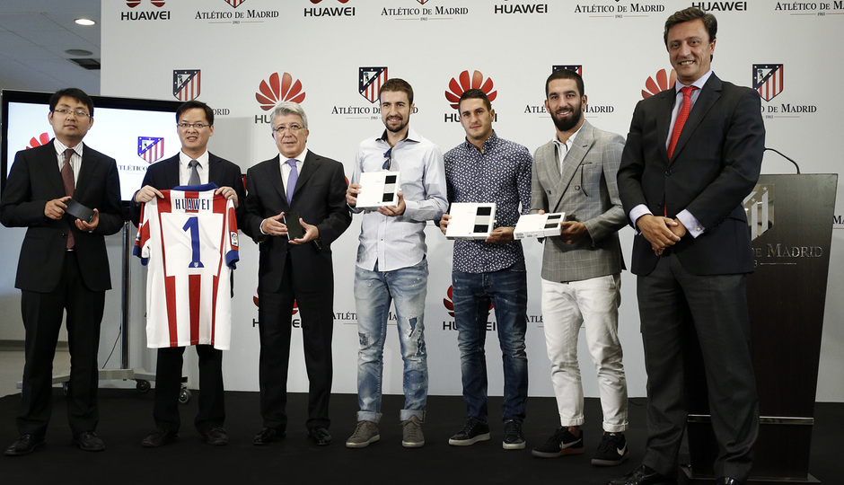 temporada 14/15 . Acuerdo con Huawei. Jugadores posando con los móviles junto a los presidentes