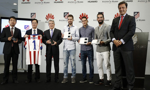 temporada 14/15 . Acuerdo con Huawei. Jugadores posando con los móviles junto a los presidentes
