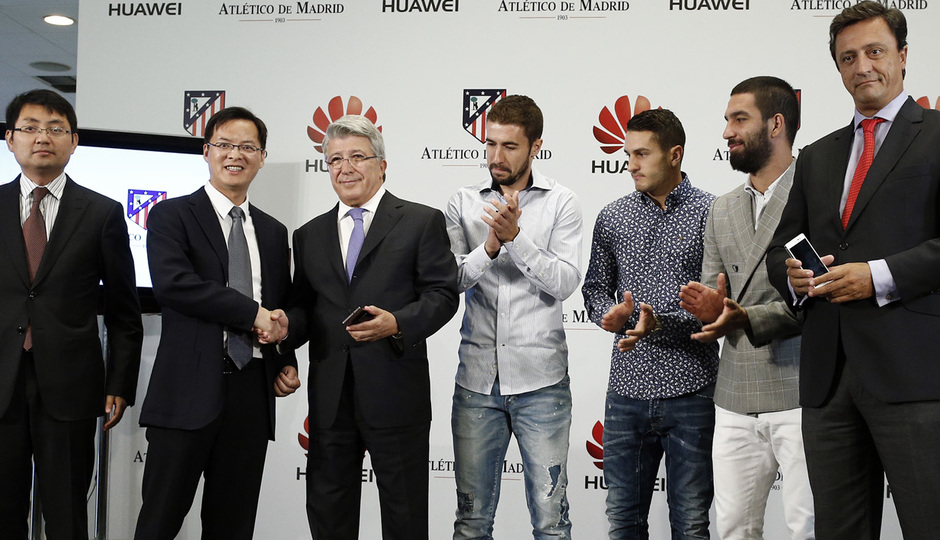 temporada 14/15 . Acuerdo con Huawei. Cerezo posando junto al presidente de Huawei y jugadores de la primera plantilla