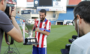 Arda se fotografía con el trofeo de la Liga