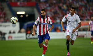 Temporada 14-15. Jornada 6. Atlético de Madrid-Sevilla. Arda conduce el balón.
