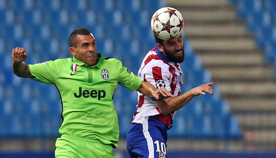 Temporada 14-15. Atlético-Juventus. Arda y Vidal pugnan por un balón aéreo. 