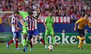 Temporada 14-15. Atlético-Juventus. Saúl se lleva un balón ante Pogba