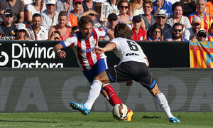 Temporada 14-15. Jornada 7. Valencia-Atlético de Madrid. Cerci intenta el regate en la banda.