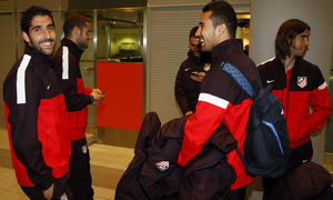 UEFA Europa League 2012-13. Raúl García, Asenjo, Mario y Cisma bromean en el aeropuerto de Moscú