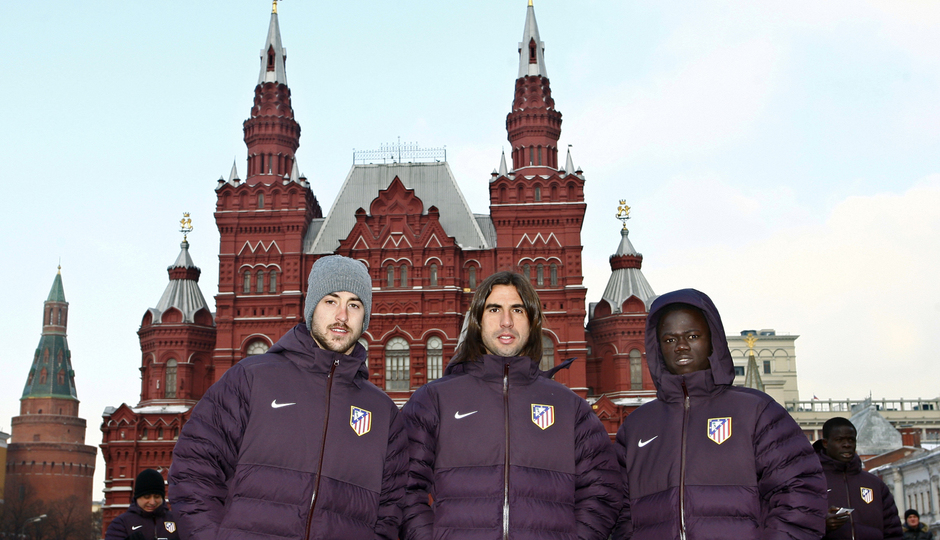 UEFA Europa League 2012-13. Pulido, Cisma y Galass posan ante la catedral de San Basilio en la Plaza Roja de Moscú