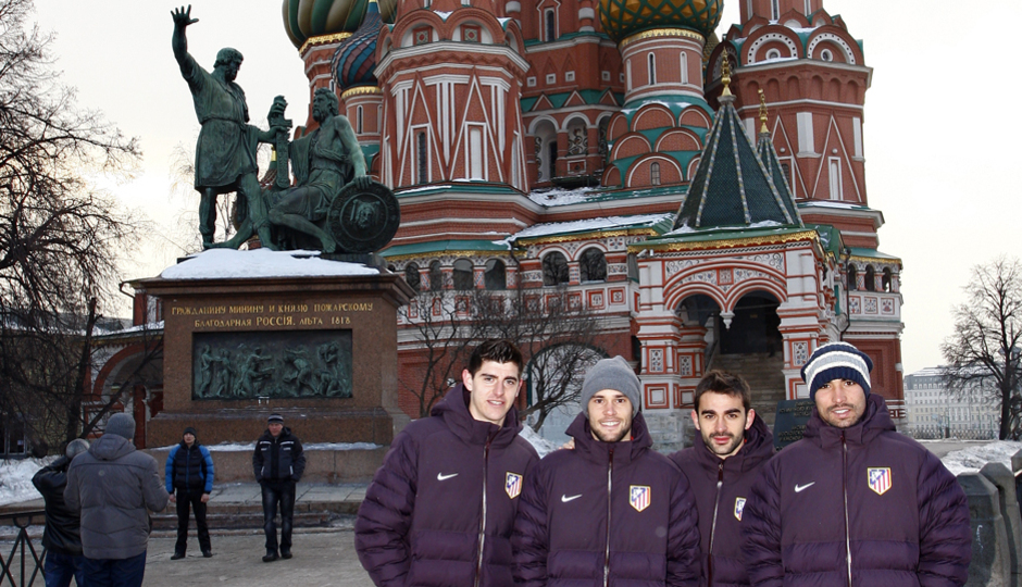 UEFA Europa League 2012-13. Courtois, Mario, Adrián y Asenjo posan ante la catedral de San Basilio en Moscú