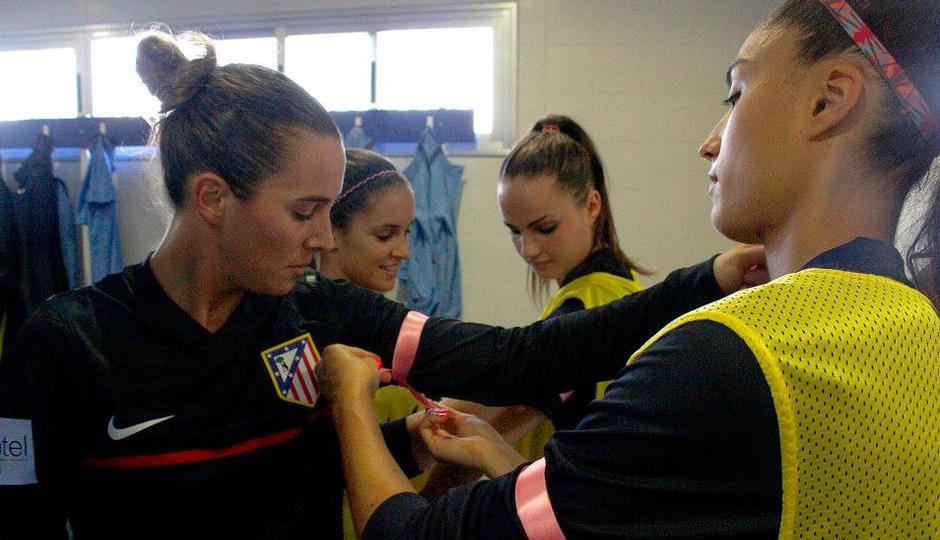 Temp 2014-2015. Jugadoras del Féminas con brazaletes rosas