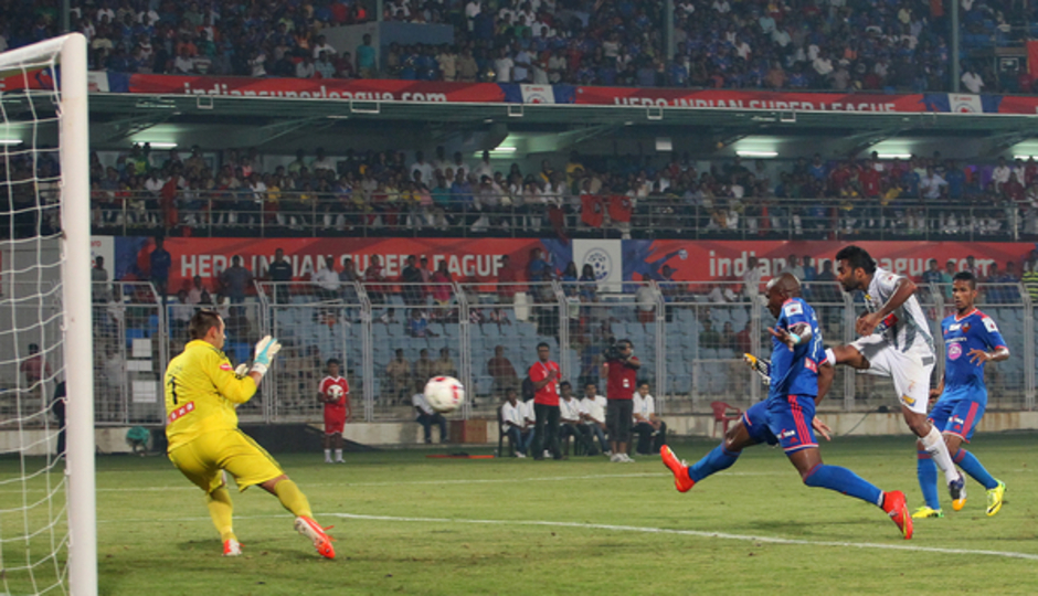 Cavin Lobo marca el primero de sus dos goles, que dieron el triunfo al Atlético de Kolkata a domicilio frente al FC Goa