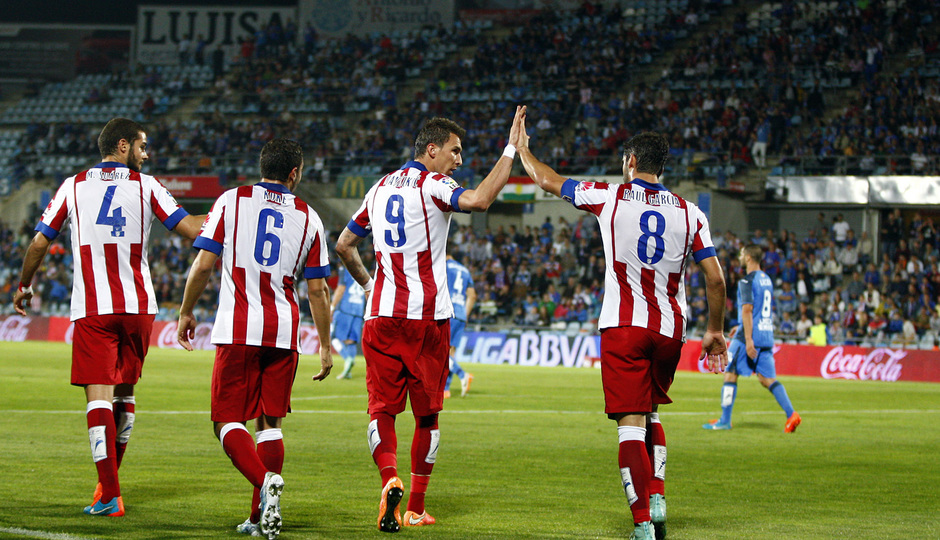 Temporada 14/15. Getafe - Atlético de Madrid. Varios jugadores regresan a su campo tras la celebración del gol.