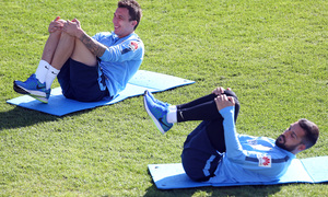 temporada 14/15. Entrenamiento en la ciudad deportiva de Majadahonda. Mandzukic y Moyá realizando ejercicios de recuperación durante el entrenamiento