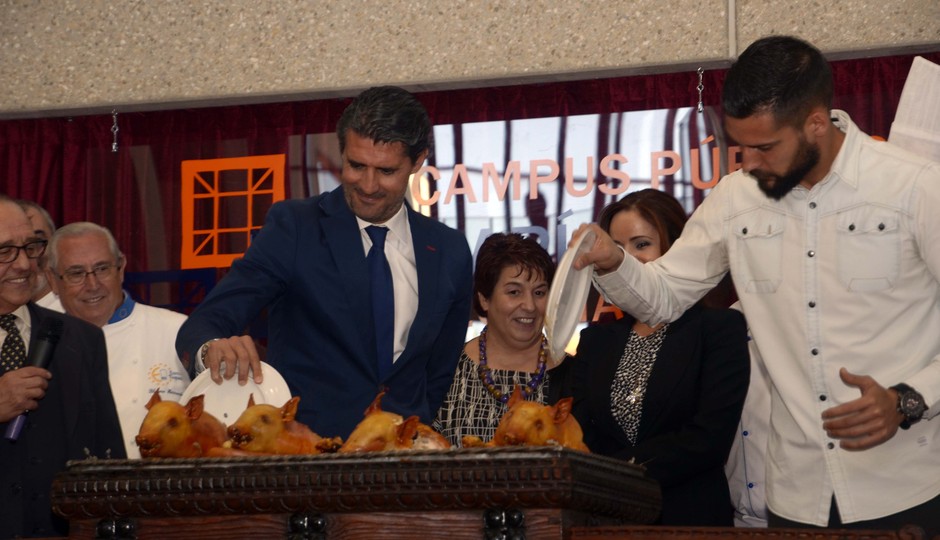 José Luis Pérez Caminero y Moyá cortan el cochinillo en el acto del 'Cochinillo un millón' en Segovia