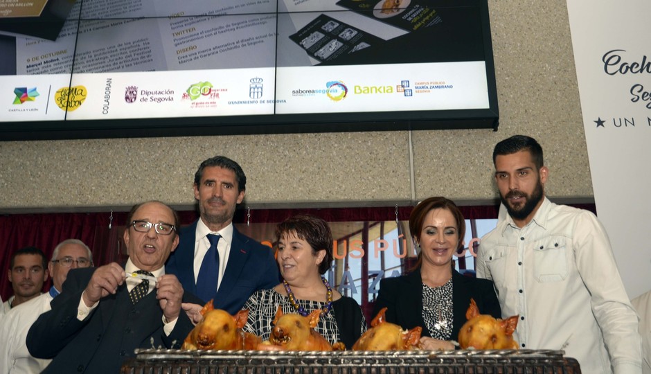 José Luis Pérez Caminero y Moyá, acompañan al restaurador José María Ruiz en el acto del 'Cochinillo un millón' en Segovia