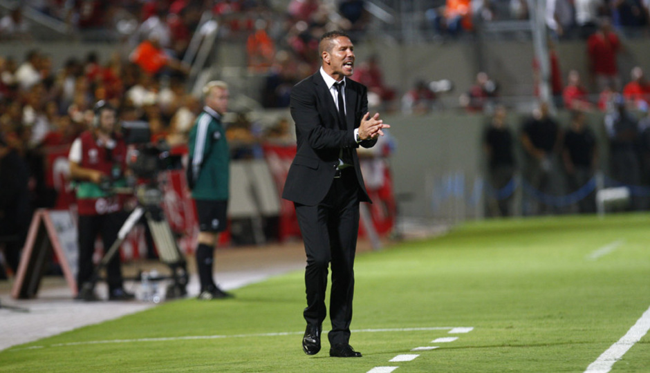 Simeone anima a sus jugadores, dentro del área técnica local del estadio Vicente Calderón, en el partido de Uefa Europa League contra el Hapoel Tel Aviv