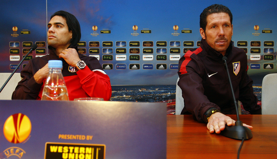Simeone y Falcao, justo antes de comenzar la rueda de prensa oficial en el estadio Luzhniki