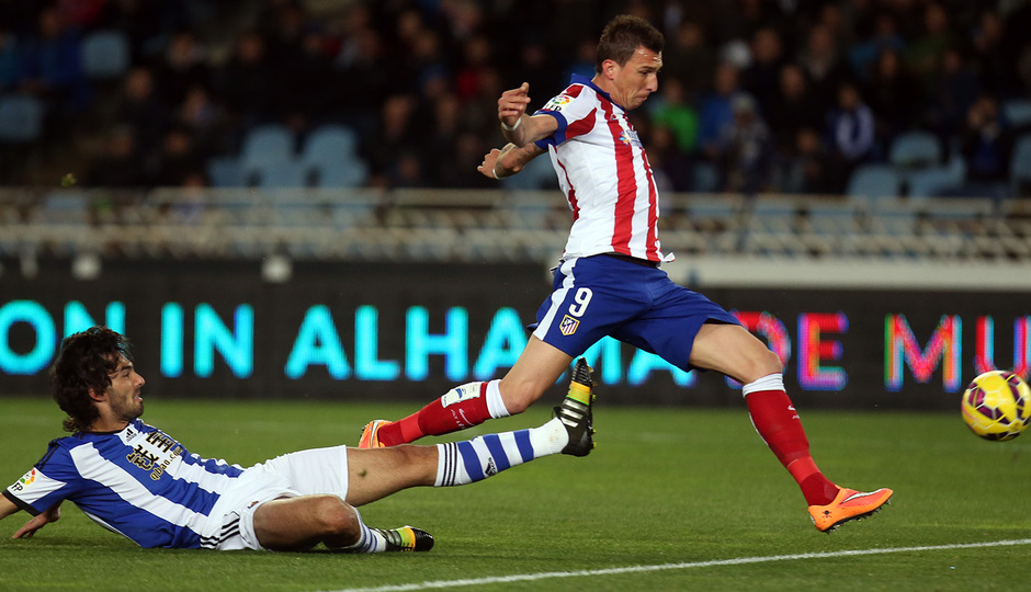 Temporada 14-15. Real Sociedad - Atlético de Madrid. Mario Mandzukic remata a puerta para abrir el marcador.