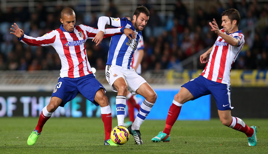 Temporada 14-15. Real Sociedad - Atlético de Madrid. Miranda y Gabi intentan robar un balón.